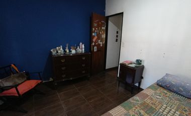 Chalet de 5 AMBIENTES ubicado a 500 metros de la Avenida Hipólito Yrigoyen.