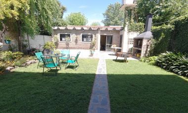 Chalet de 5 AMBIENTES ubicado a 500 metros de la Avenida Hipólito Yrigoyen.