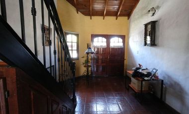 Chalet de 5 AMBIENTES ubicado a 500 metros de la Avenida Hipólito Yrigoyen.