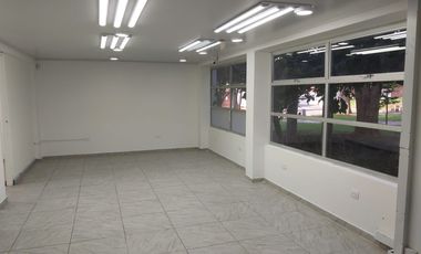 oficina en arriendo en la patria. Cod A117096
