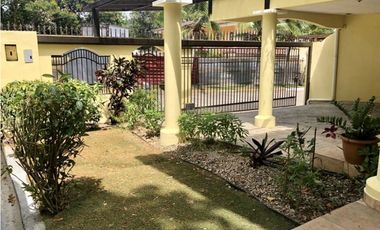 SE VENDE HERMOSA CASA EN ANCON $479,000 AM