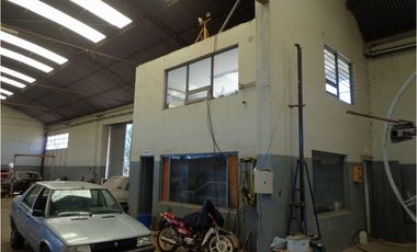 Excelente propiedad en el Parque industrial con todos los servicios. Apto diversos emprendimientos