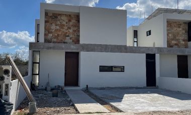 Casa en preventa de tres recámaras en privada en Conkal