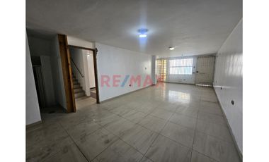 Casa De 3 Pisos En Santa María 5Ta Etapa –Cerca A Parque | Alta Proyección