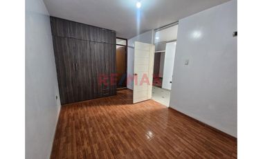 Casa De 3 Pisos En Santa María 5Ta Etapa –Cerca A Parque | Alta Proyección