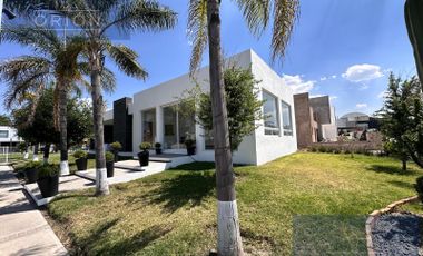 Casa minimalista en venta Queretaro cerca Universidad Corregidora y Colinas del Bosque