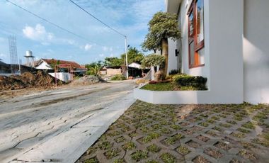 RUMAH MEWAH DI GEDONG KUNING YOGYAKARTA DALAM PERUMAHAN DEKAT PUSAT KOTA