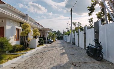 RUMAH MEWAH DI GEDONG KUNING YOGYAKARTA DALAM PERUMAHAN DEKAT PUSAT KOTA