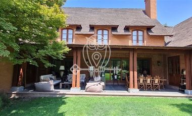 Casa estilo ingles en venta de 7 dorm. las brisas en Colina