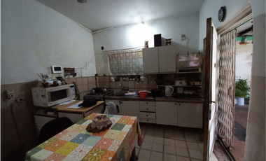 CASA CON LOCAL CALLE LA PORTEÑA