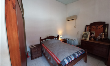 CASA CON LOCAL CALLE LA PORTEÑA