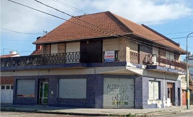 Chalet 4 ambientes con locales