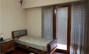 Chalet 4 ambientes con locales