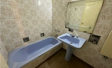 Chalet 4 ambientes con locales