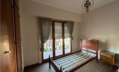 Chalet 4 ambientes con locales