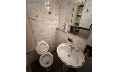 Chalet 4 ambientes con locales