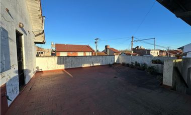 Chalet 4 ambientes con locales