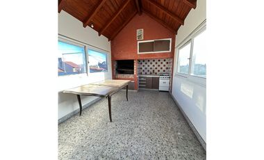 Chalet 4 ambientes con locales