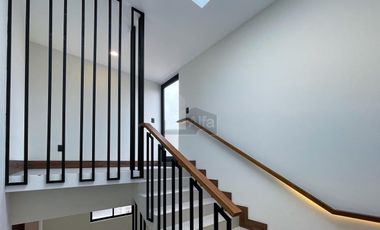 Residencia moderna de estilo californiano con vista al Lago en Metepec