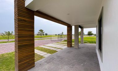 Residencia moderna de estilo californiano con vista al Lago en Metepec