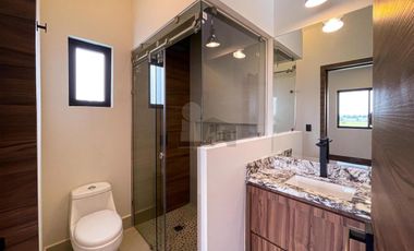 Residencia moderna de estilo californiano con vista al Lago en Metepec