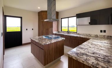 Residencia moderna de estilo californiano con vista al Lago en Metepec