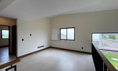 Residencia moderna de estilo californiano con vista al Lago en Metepec