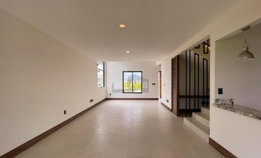 Residencia moderna de estilo californiano con vista al Lago en Metepec