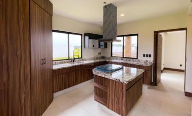 Residencia moderna de estilo californiano con vista al Lago en Metepec