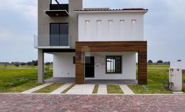 Residencia moderna de estilo californiano con vista al Lago en Metepec