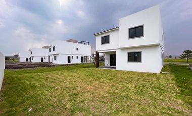 Residencia moderna de estilo californiano con vista al Lago en Metepec