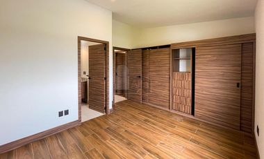 Residencia moderna de estilo californiano con vista al Lago en Metepec