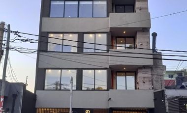 Exc. Dúplex en 2 Niveles (Semi-piso), 3/4 Amb. con Cochera, Balcón, Terraza, Parrilla