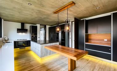 Casa MODERNA en venta de 7 dorm. en Colina