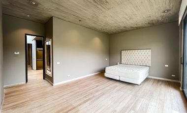Casa MODERNA en venta de 7 dorm. en Colina