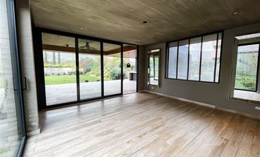 Casa MODERNA en venta de 7 dorm. en Colina