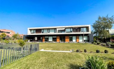 Casa MODERNA en venta de 7 dorm. en Colina