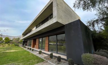 Casa MODERNA en venta de 7 dorm. en Colina