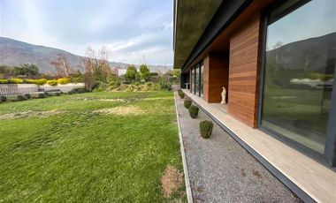 Casa MODERNA en venta de 7 dorm. en Colina