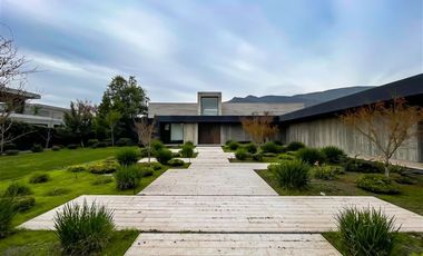 Casa MODERNA en venta de 7 dorm. en Colina