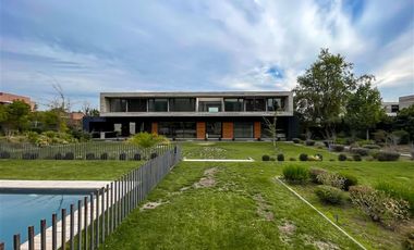 Casa MODERNA en venta de 7 dorm. en Colina