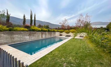 Casa MODERNA en venta de 7 dorm. en Colina