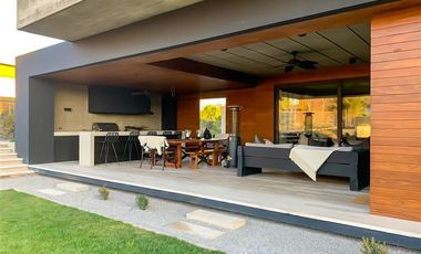 Casa MODERNA en venta de 7 dorm. en Colina