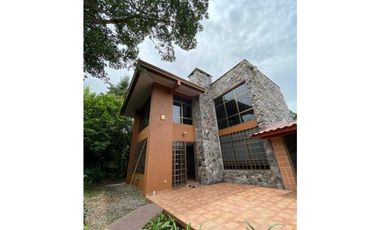 VENDO CASA DE DOS PISOS EN SANTA LUCIA