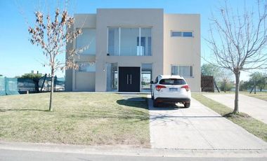 Luminosa casa en Barrio Puertos - Cantón - Escobar