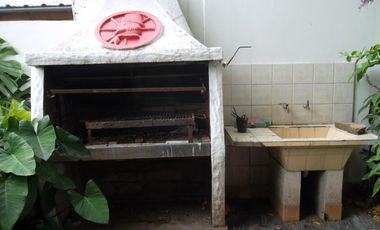 CASA 4 AMBIENTES EN DOS PLANTAS, CON FONDO Y GARAGE, J. L. SUAREZ