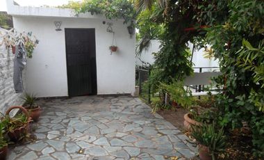 CASA 4 AMBIENTES EN DOS PLANTAS, CON FONDO Y GARAGE, J. L. SUAREZ