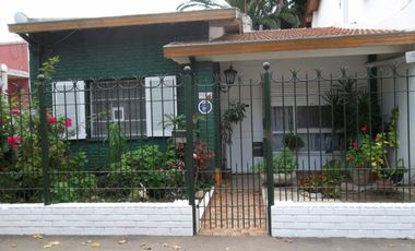 CASA 4 AMBIENTES EN DOS PLANTAS, CON FONDO Y GARAGE, J. L. SUAREZ