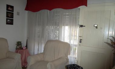 CASA 4 AMBIENTES EN DOS PLANTAS, CON FONDO Y GARAGE, J. L. SUAREZ