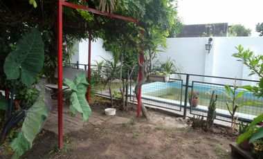 CASA 4 AMBIENTES EN DOS PLANTAS, CON FONDO Y GARAGE, J. L. SUAREZ